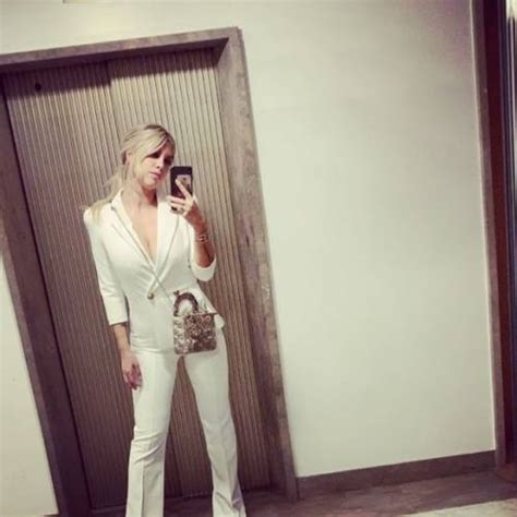 wanda nara tette di fuori|Wanda Nara esce una tetta in diretta Instagram